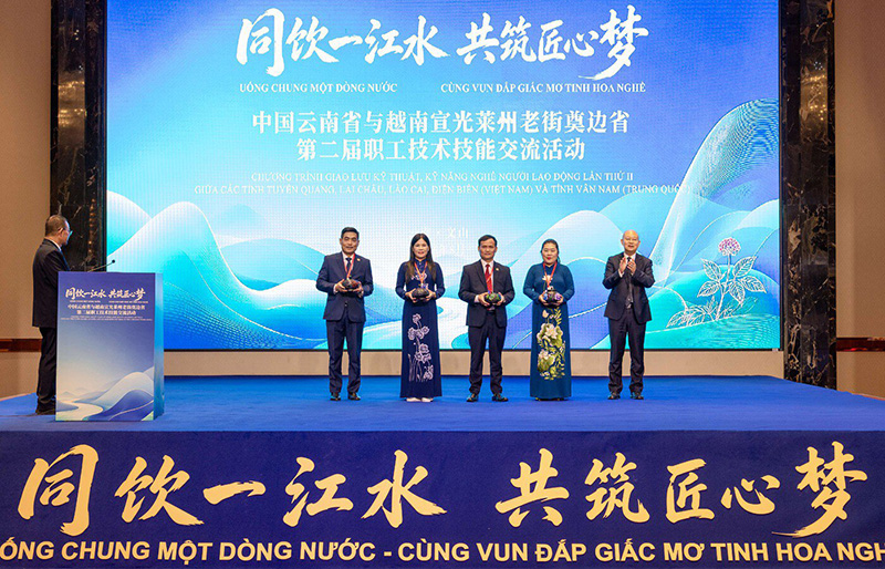 双方互赠纪念品（省总工会供图）