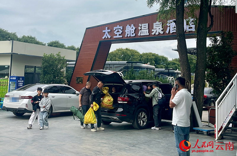 【2】8月下旬，太空舱温泉酒店仍然有不少旅居客旅居。人民网记者-程浩摄