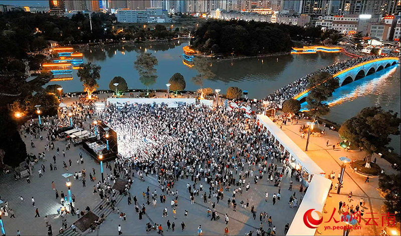 暑期傍晚，昭阳区望海公园内游人如织。钟文昆摄