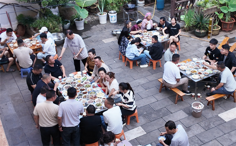 游客品嘗地道農家美食。