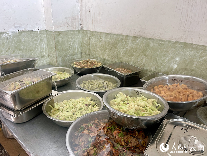 准备送出的饭菜。人民网记者-程浩摄