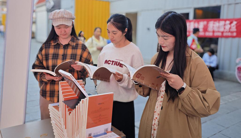 市民在流动阅读点翻阅图书。南华县委宣传部供图