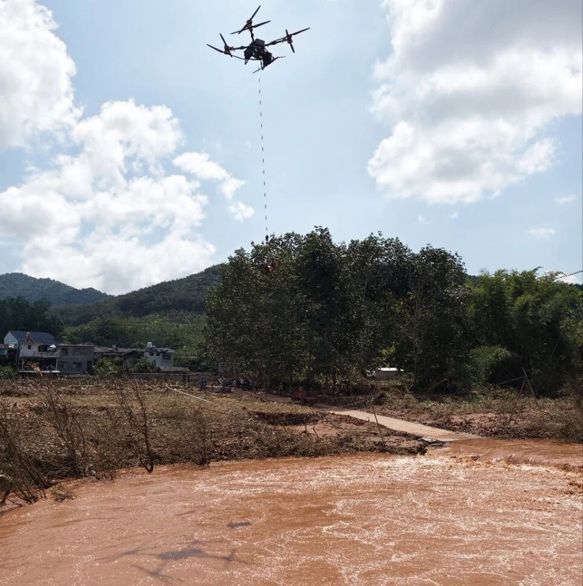 因道路中斷，雲南電網西雙版納供電局啟用重載無人機開展應急搶險作業。西雙版納供電局供圖