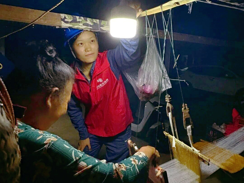 搶修期間，西雙版納供電局工作人員進村入戶，通過發電機、“電小二”等為村民點亮回家的燈。西雙版納供電局供圖