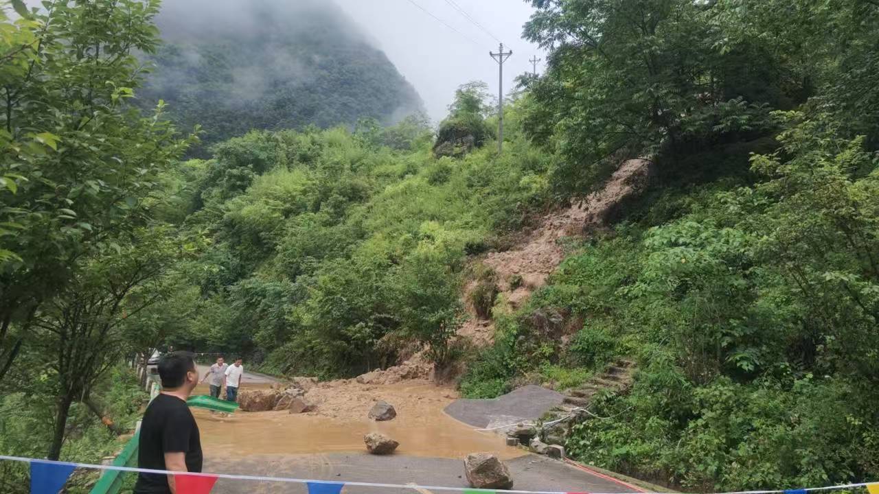 大關縣玉碗鎮玉碗村向家坪村民小組道路被山洪泥石流阻斷，鎮村干部開展巡查並落實臨時管控措施