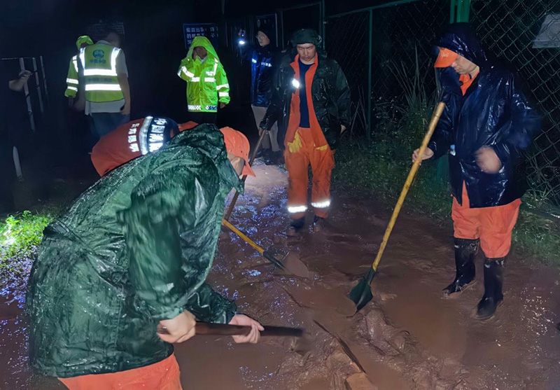 抵達陣地后，先遣隊即刻投入應急排險作業。