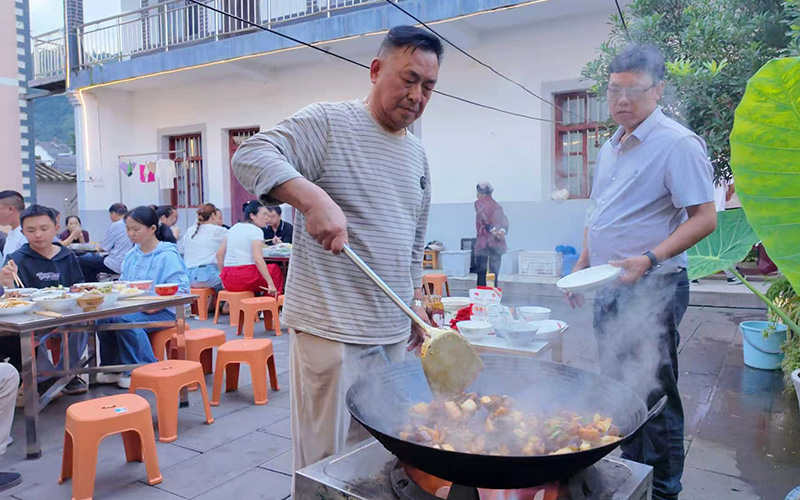 為旅居游客做飯。