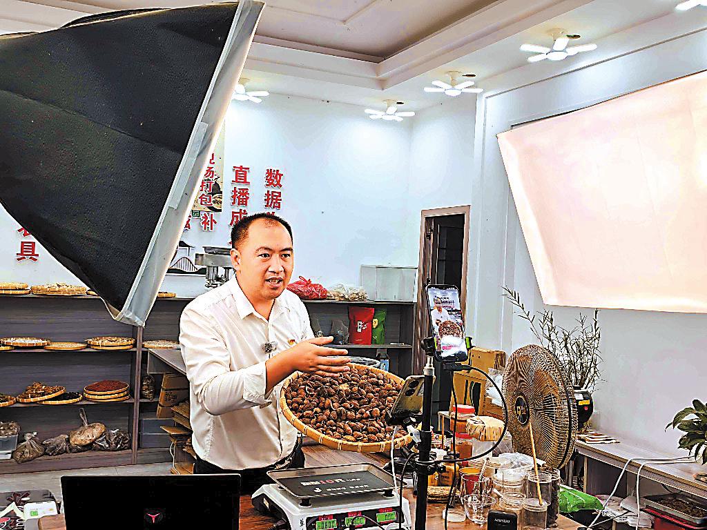 “村播”主播推介馬關農產品。