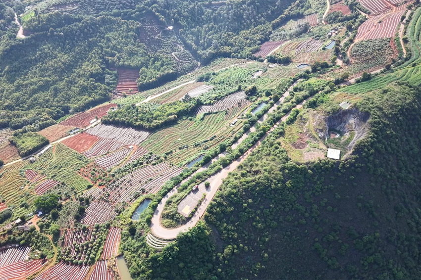 俯瞰滇缅公路。龙陵县融媒体中心供图