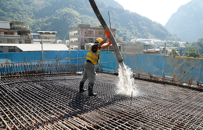 鹽津高鐵站客運樞紐站前路1號橋啟動澆筑。