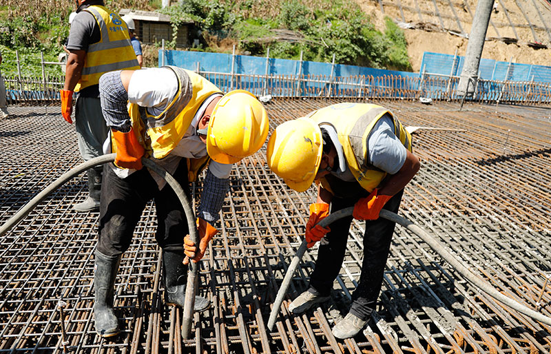 鹽津高鐵站客運樞紐站前路1號橋啟動澆筑。