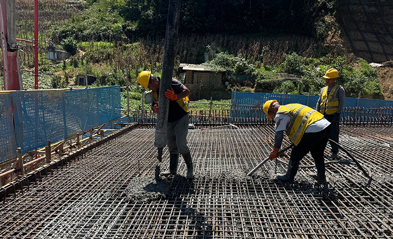 鹽津高鐵站客運樞紐站前路1號橋啟動澆筑。