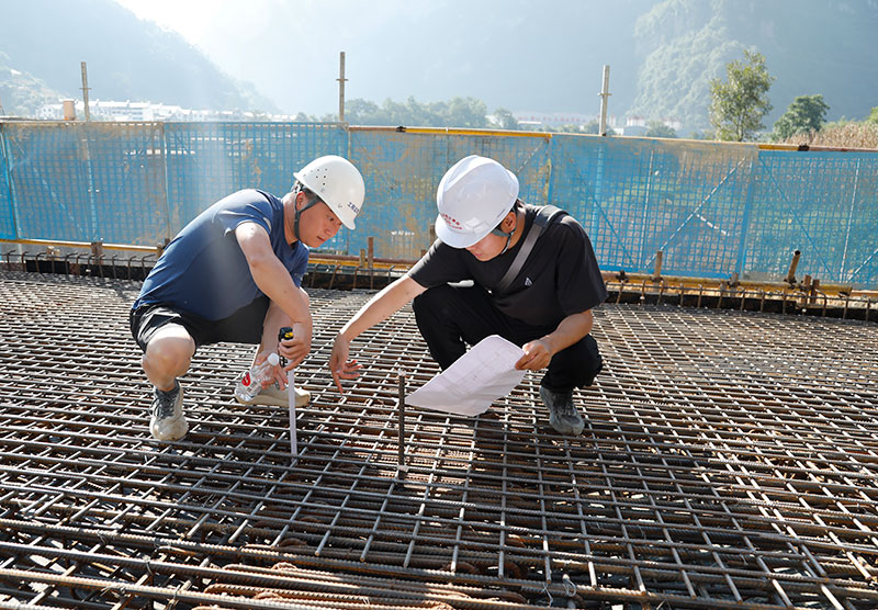 工作人員正在進行橋板面鋼筋復點。