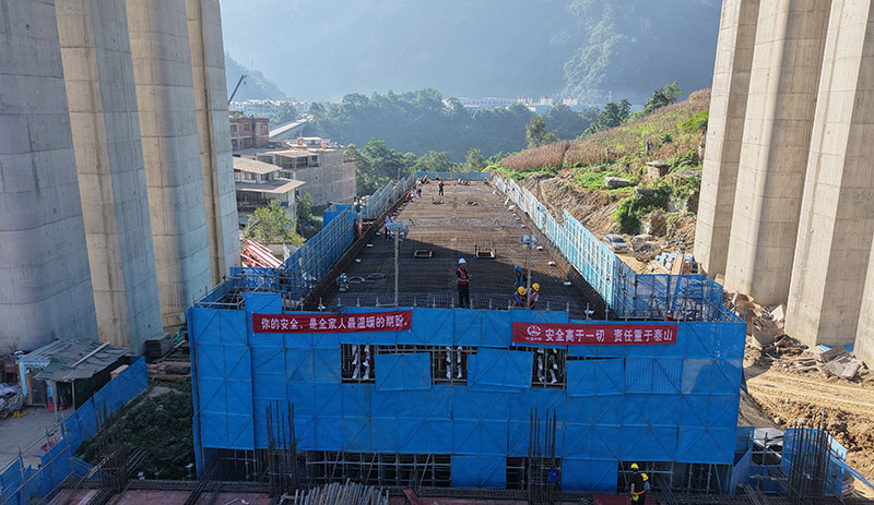 鹽津高鐵站客運樞紐站前路1號橋啟動澆筑。