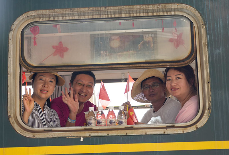 游客乘坐小火车-国福祥摄-2026年9月4日