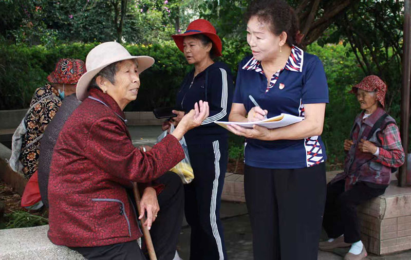 時間：2026年8月地點：—一平浪鎮抗八井社區四地區居民小組-內容：網格員收集村情民意（圖片由一平浪鎮提供）