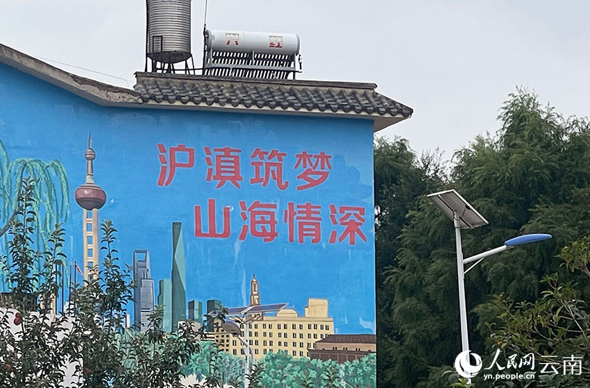 [4]巡龍村裡的滬滇協作標語。人民網記者-程浩攝