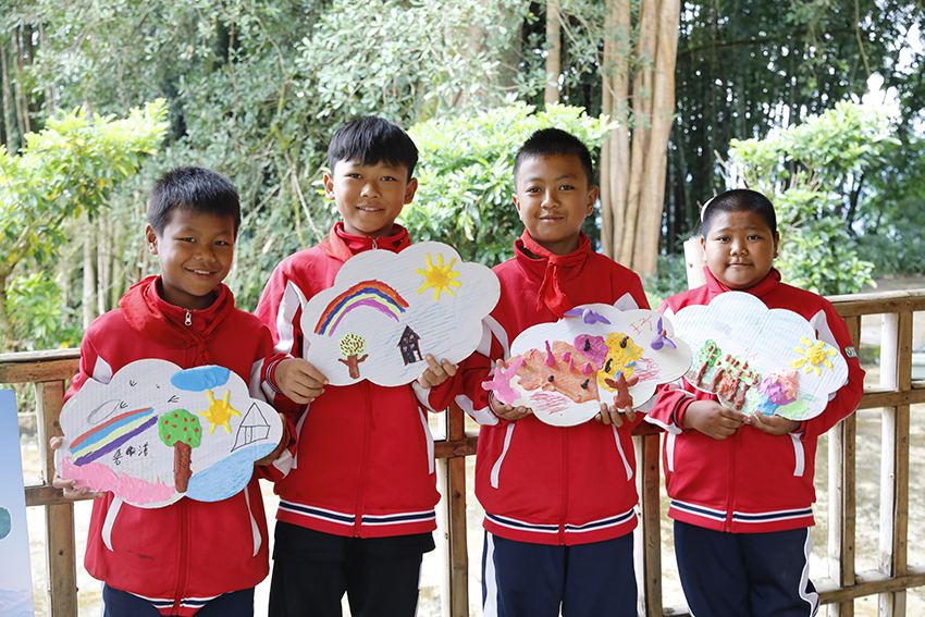 岳宋鄉小學學生展示自己制作的拼貼畫。中國人壽壽險雲南省分公司供圖