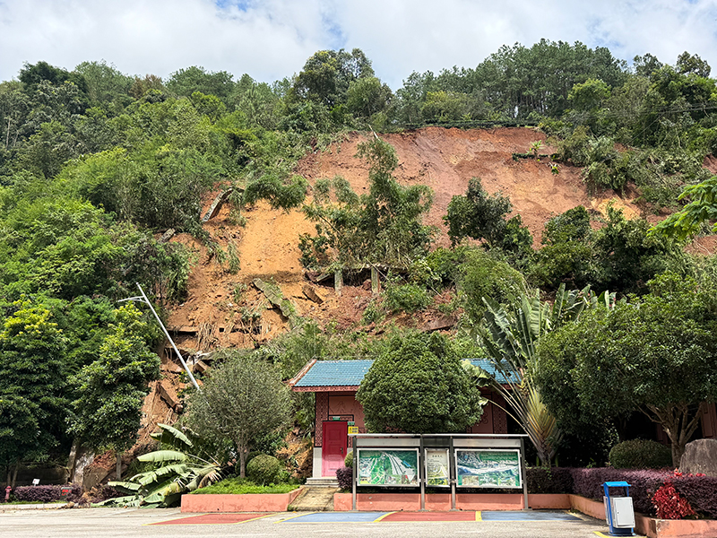7月30日,同心镇那柯里景区交通站山体坍塌现场。宁洱县同心镇供图