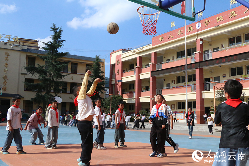 【2】翻新改造的钟屏小学鱼洞校区内,学生们正在进行体育活动。人民网-雷霁摄