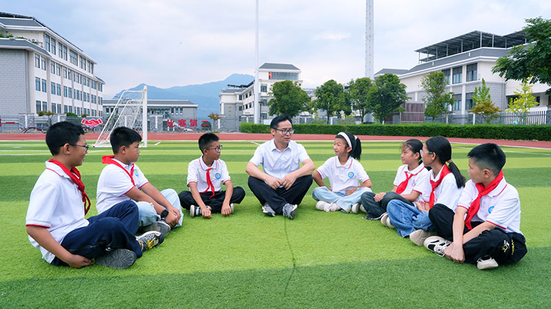 丁明忠老师和学生交心谈心。