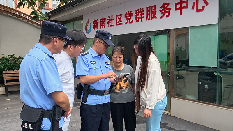 民警向市民介紹反詐知識。宣威市公安局供圖