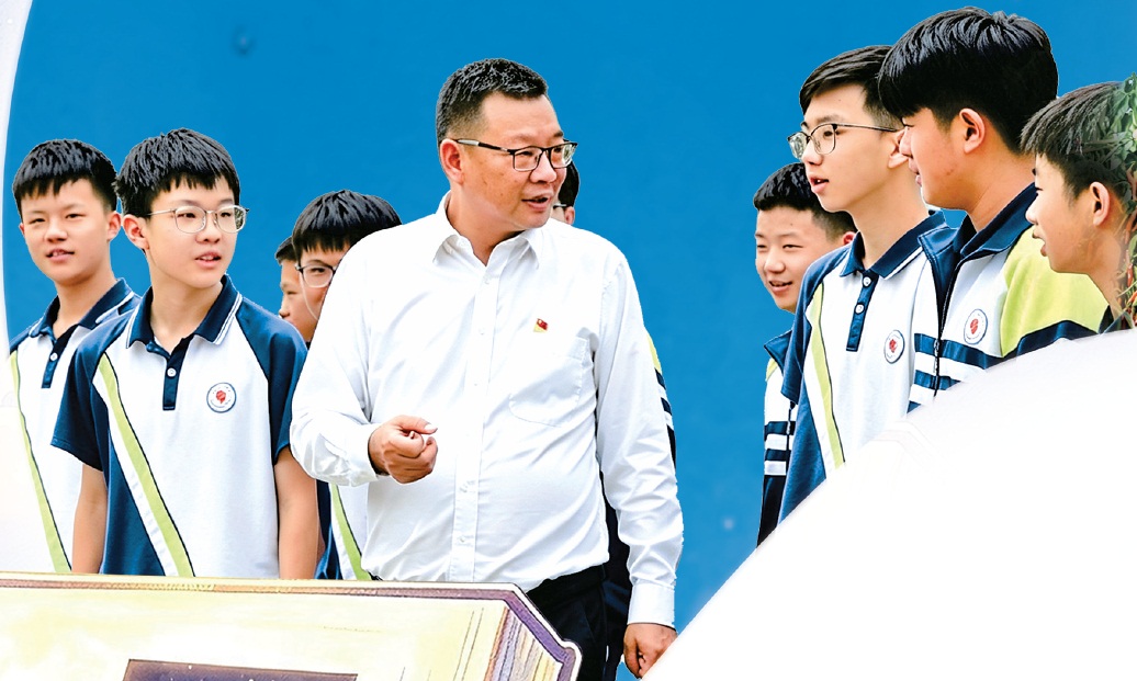 金成跃与学生们交流。李文雄摄