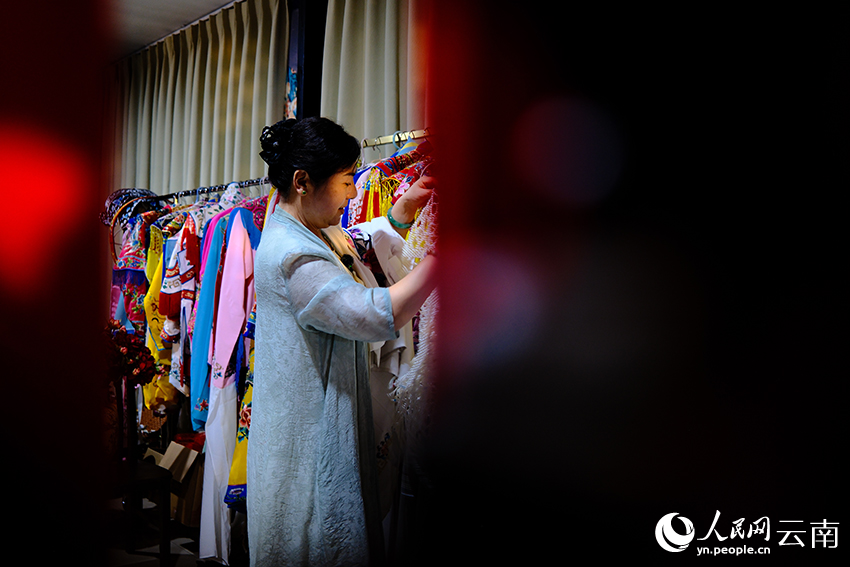 馆长张春丽整理戏服。人民网记者 蔡树菁摄