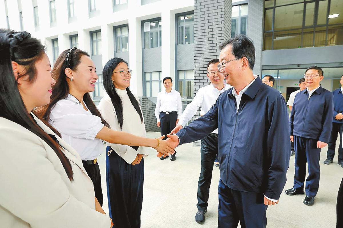 9月10日，王宁、王予波、刘洪建等省领导来到西南林业大学看望慰问高校教师、科研工作者，向大家致以节日祝贺，一起探讨办学治校、科研攻关、人才培养等工作。周灿摄