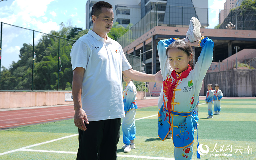 盐津县水田第二小学教师王琪指导学生练习武术动作。刘鑫摄