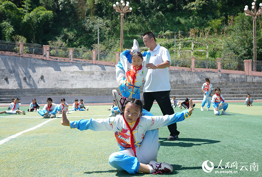 盐津县水田第二小学教师王琪指导学生练习武术动作。刘鑫摄