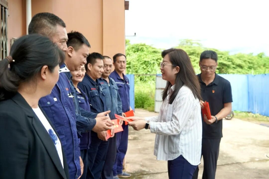 昆明市总工会深入磨憨镇多家单位开展慰问活动 李连发 摄