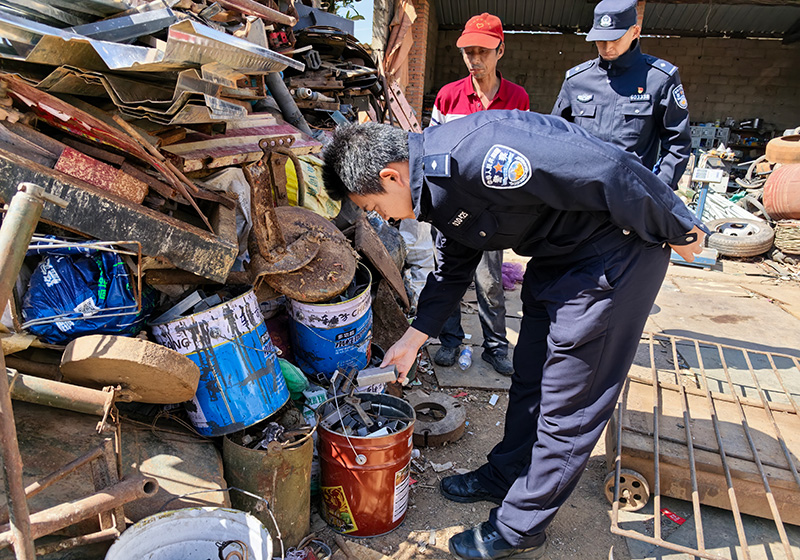 【2】仁興派出所民警到轄區內的廢舊金屬收購站走訪。祿豐市公安局供圖
