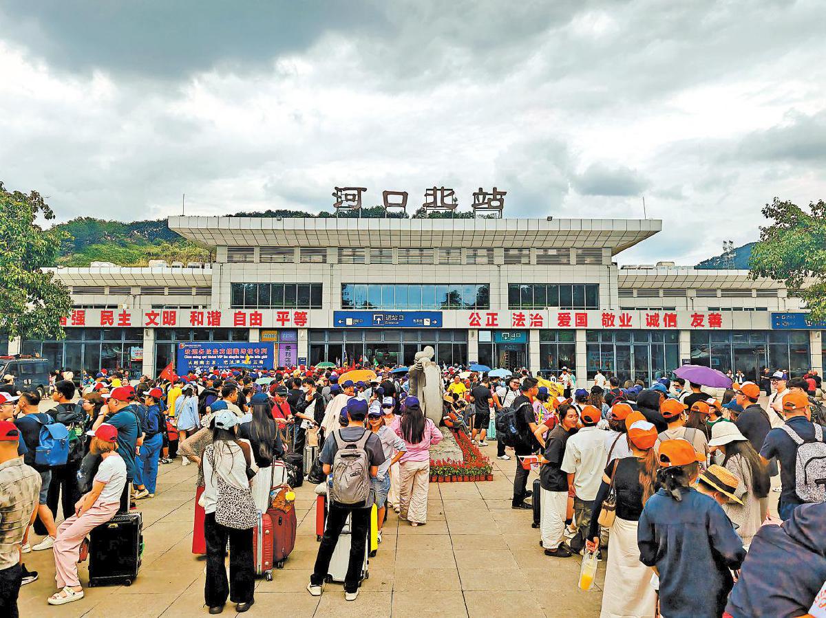 河口北站站前广场游人如织。刘昊亮摄