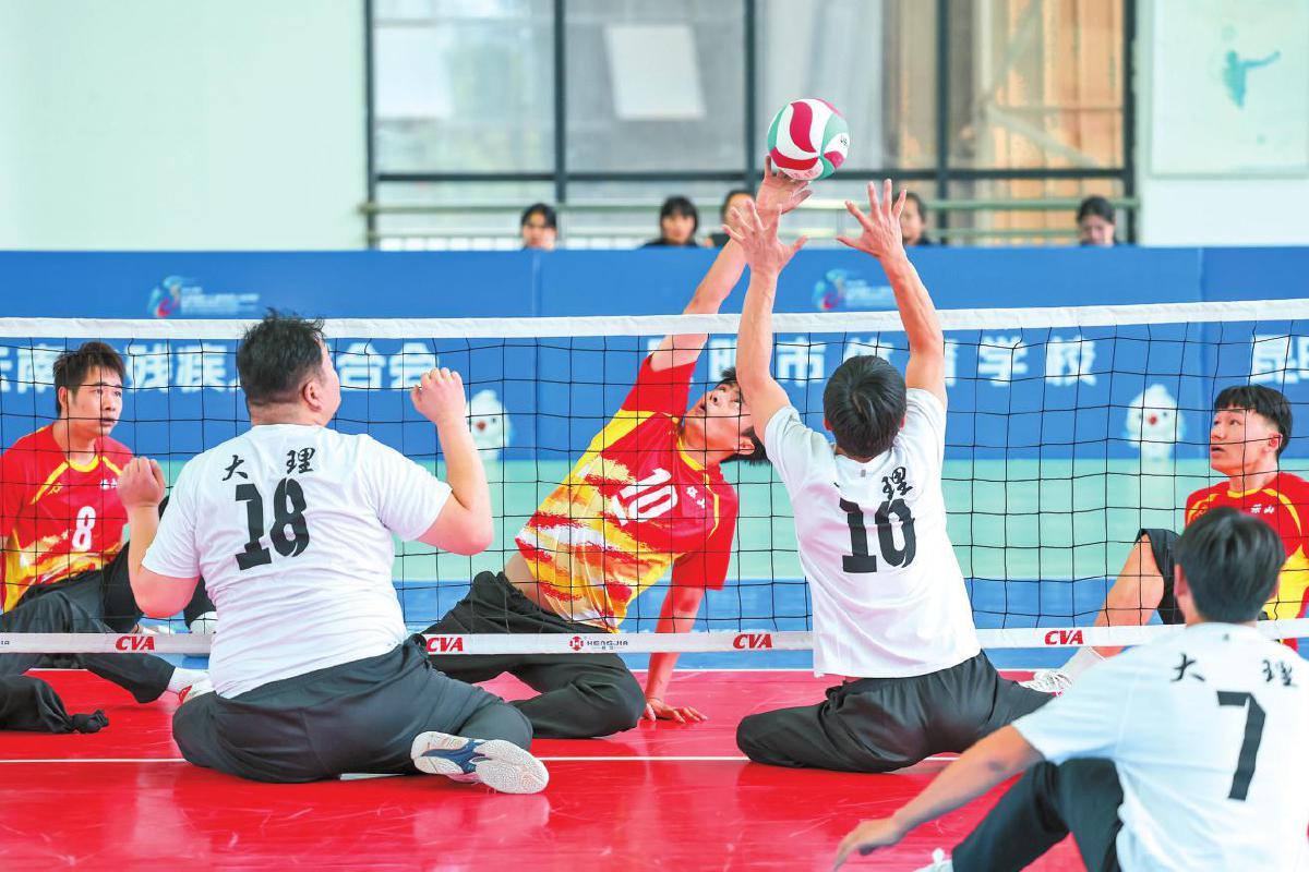 在坐式排球男子组小组赛中，大理队3∶0胜保山队。高伟摄