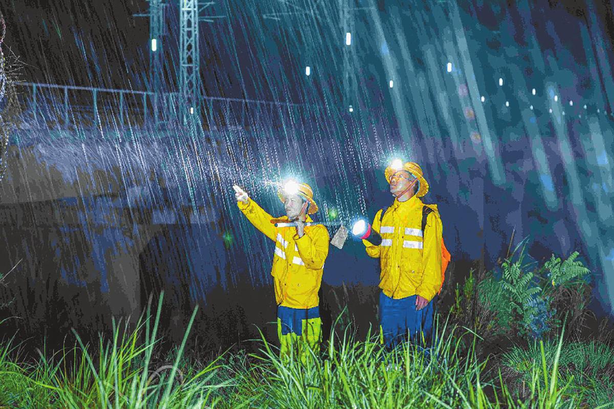 王鹏（左）和吴金祥（右）在雨夜巡护。受访者供图