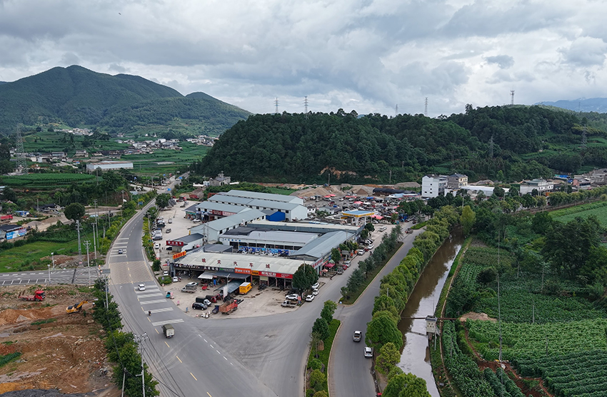 【1】姚關建材交易市場所在地是交通樞紐。施甸縣委宣傳部供圖