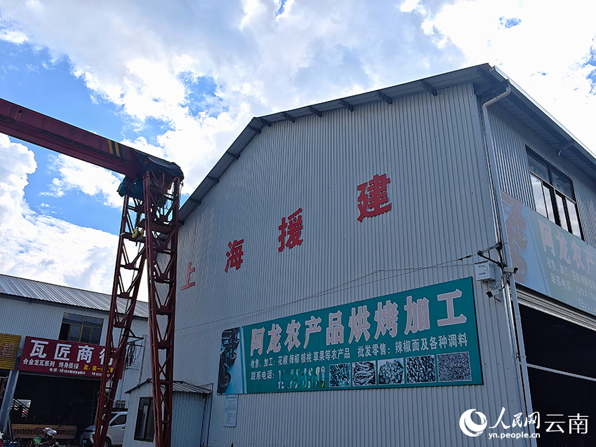 【3】程榮龍在建材市場裡開了店收購農產品。人民網-尹馨攝