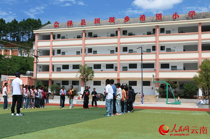 会泽县田坝乡板坡小学学生在操场上上体育课。人民网-雷霁摄