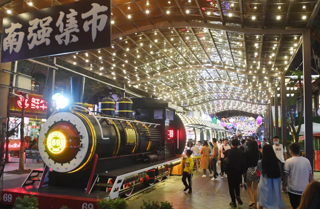 南強街巷持續點亮春城夜經濟。楊艷輝 攝