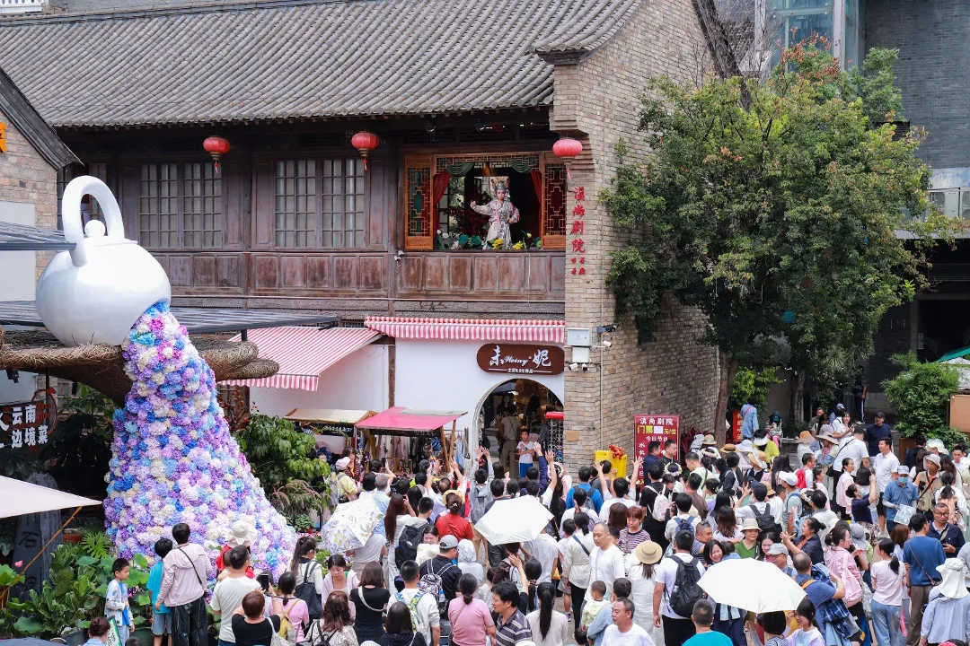 游客在昆明老街觀光游玩。新華社