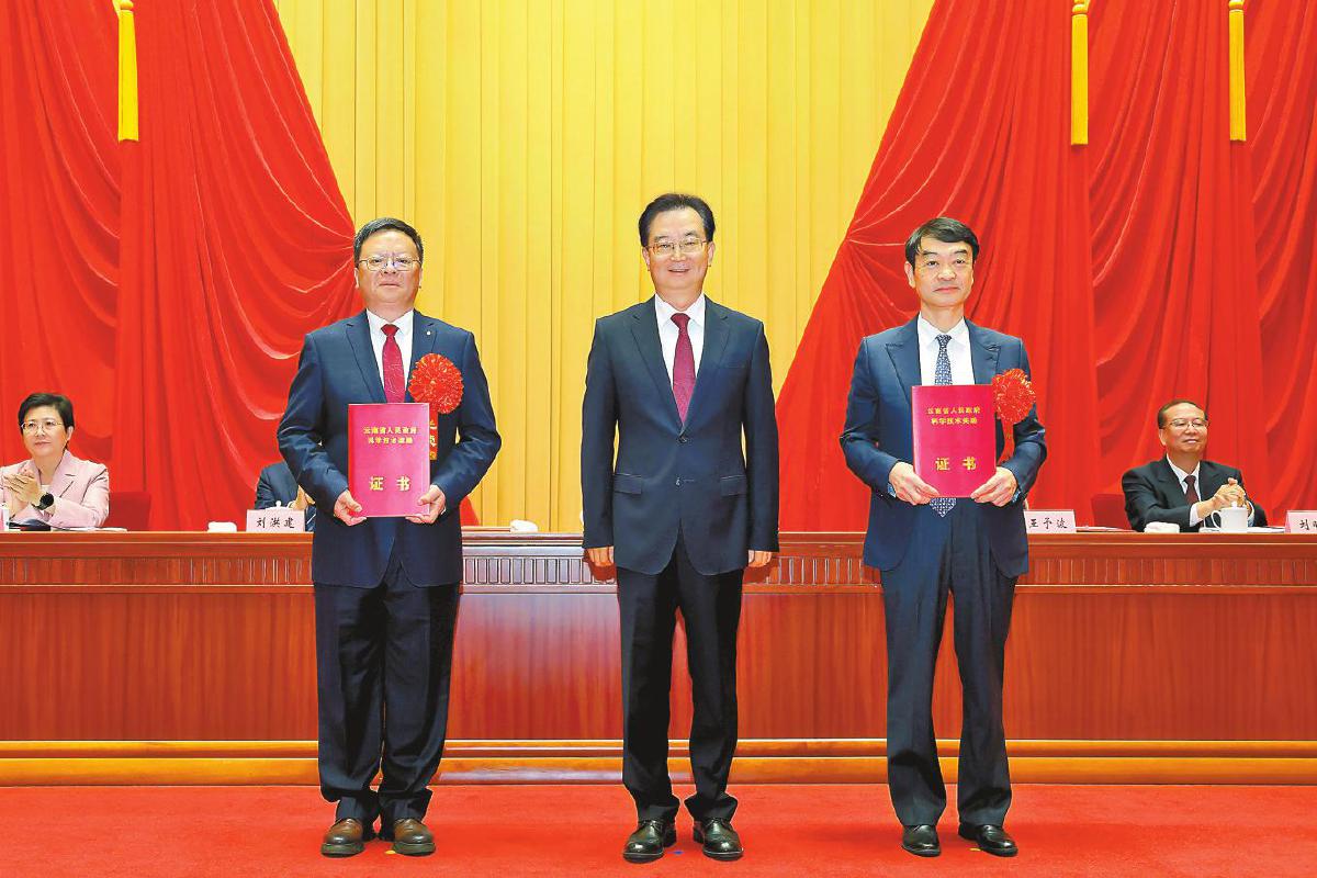 9月15日，云南省科学技术奖励大会在昆明举行，省委书记王宁为云南省科学技术进步奖特等奖获奖项目代表颁奖。　　本报记者　雷桐苏　周灿　摄