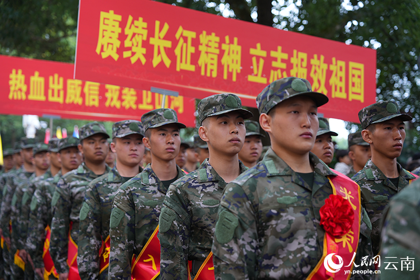 来自革命老区威信县的62名新兵光荣入伍。人民网记者 李发兴摄