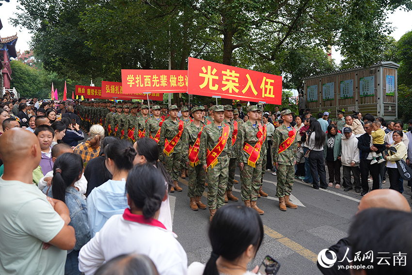 来自革命老区威信县的62名新兵光荣入伍。人民网记者 李发兴摄