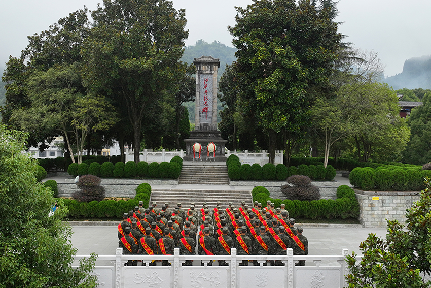 入伍新兵向红军烈士纪念碑敬献花篮。威信县融媒体中心供图