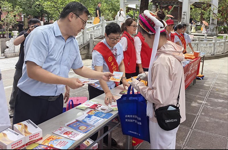 大理古城文廟宣傳現場。寸小明攝