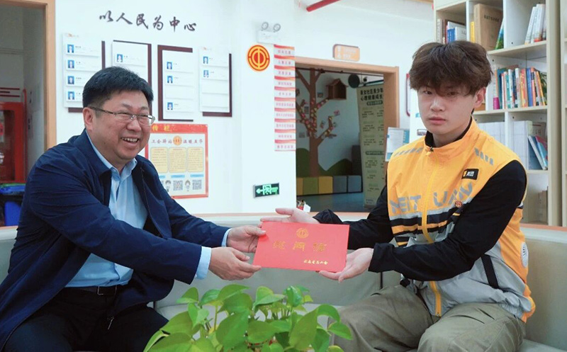 慰问组向蒋明昊送上慰问金。