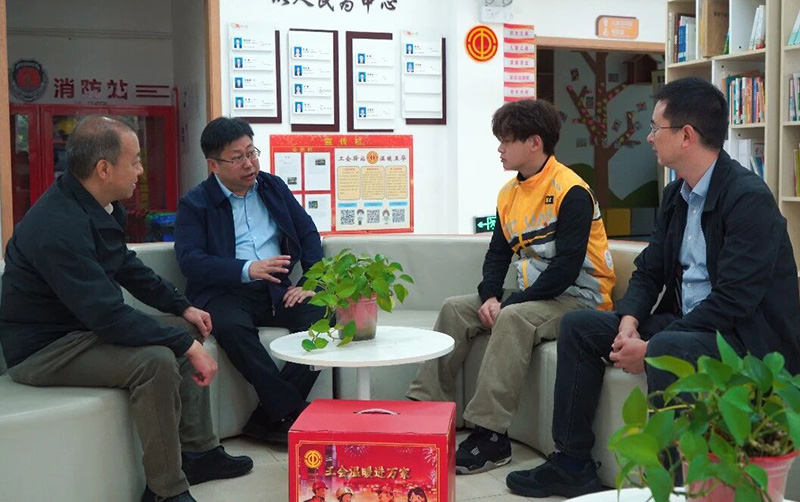 云南省、昆明市总工会慰问组走进五华区景文社区工会驿站慰问蒋明昊。