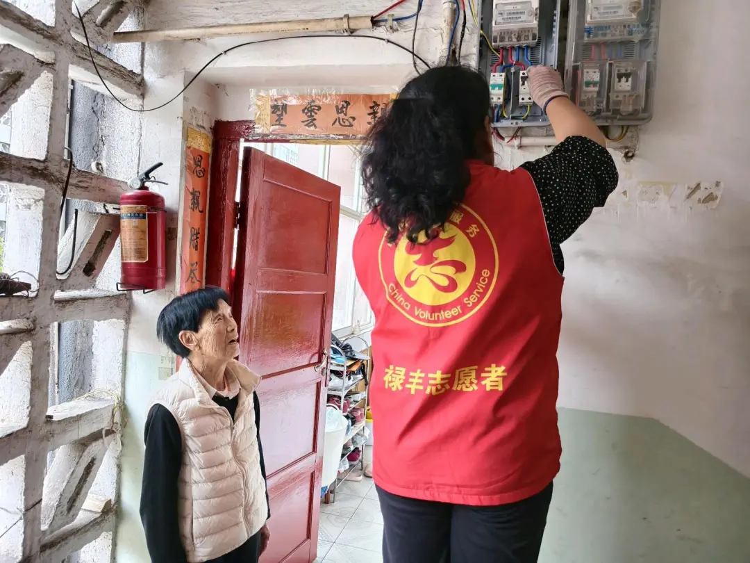 禄钢社区网格员上门为居民检修线路