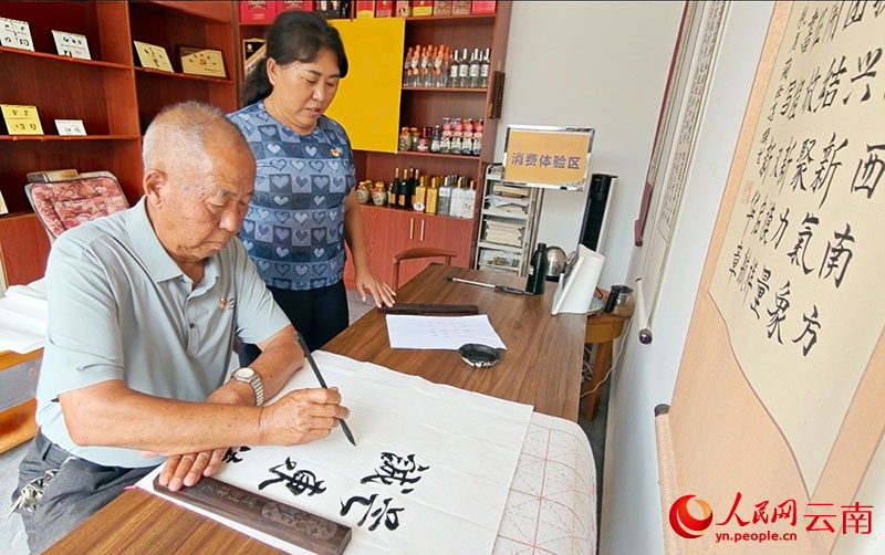 藺汝高在練字。人民網記者-程浩攝
